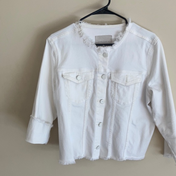 Cotton and spandex fitted, cropped, raw hem 3/4 sleeve denim jacket. - Picture 1 of 8